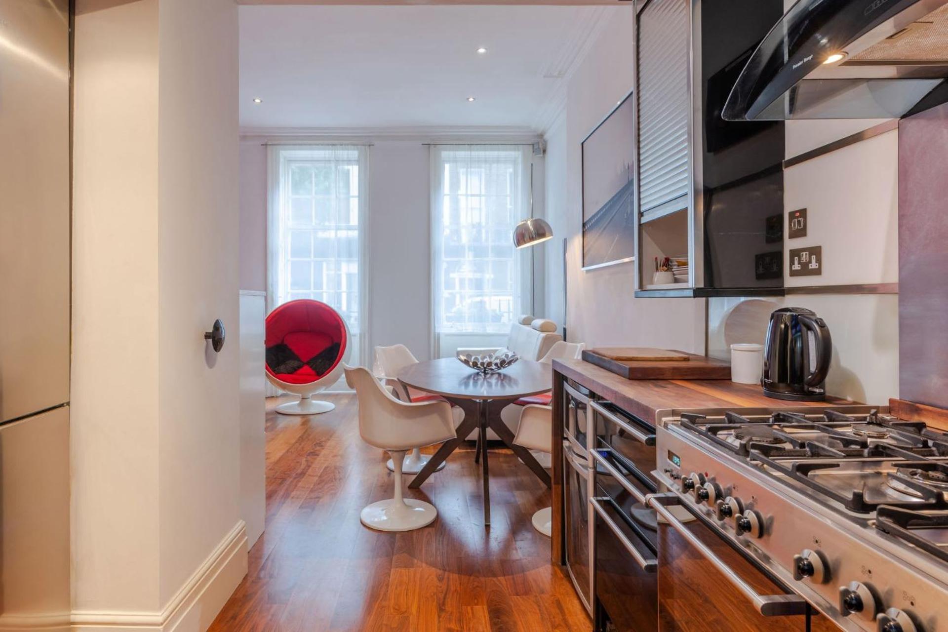 The "Red Room Apartment" - Fitzrovia - By Frankie Says 伦敦 外观 照片